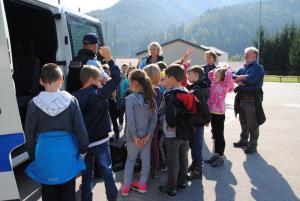 Šolarji so dan preživeli v policijski družbi, tudi pasji 5